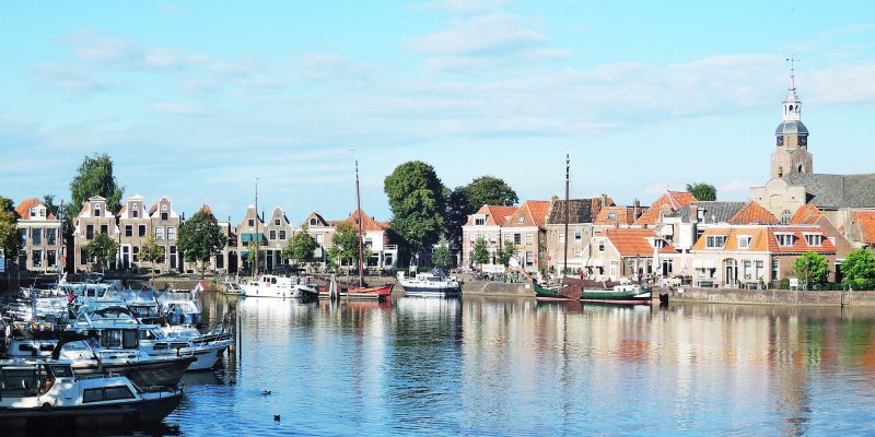 Windmills, tulips, canals, and cows – do these words make you think of the Netherlands? If you’re up for a little road trip from Amsterdam to the countryside, check out Flevoland – a region just an hour’s drive northeast of Amsterdam that’s filled with everything Dutch.