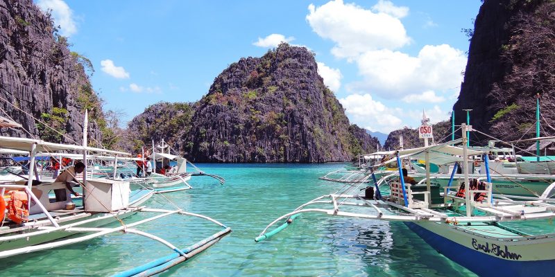 When in Coron, you don’t have to choose between dingy backpacker hotels and ultra-expensive exclusive island resorts. There’s a pretty nice middle ground where you’ll find artsy, chic hotels and resorts at reasonable prices. Here where to stay in Coron.