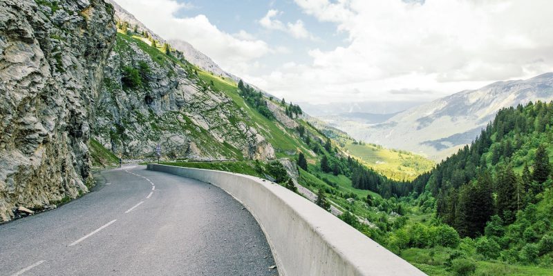 Let your sense of adventure take you to France’s picturesque villages, gorgeous natural landscapes, and spectacular coasts with this essential guide to driving in France. Here’s everything you need from renting a car in France, navigating in style, to planning the ultimate road trip.