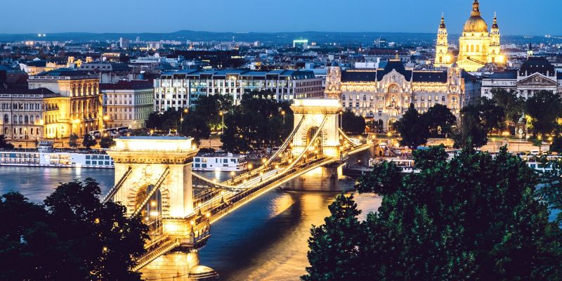 How do you even begin to explore a city like Budapest? This Hungarian capital has it all – historical landmarks, dynamic districts, foodie haunts, endless shopping streets... In a city with so much to offer, how do you plan a holiday that’s perfect for you? That’s where our handy neighborhood guide comes in – choose the neighborhood that calls out to you so you can enjoy a wonderful little holiday in this amazing city. Here’s where to stay in Budapest.