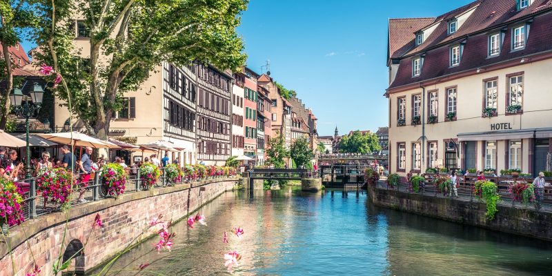Wine, history, and delicious food – if you love all three, you’ll be beyond bliss in Strasbourg, a French border city with a unique French-German culture, great gastronomy, and Alsatian wine. Make the most of your holiday – here’s where to stay in Strasbourg.