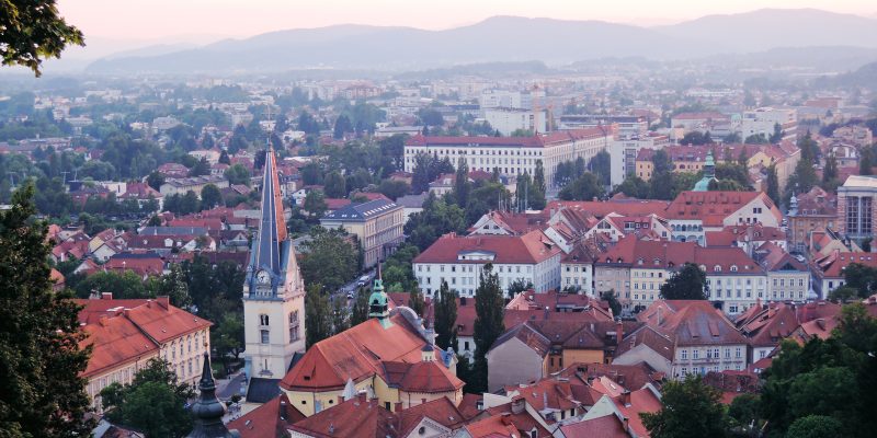 Ljubljana ist wie ein frischer Atemzug. Von der hellen und grünen Innenstadt bis hin zur charmanten mittelalterlichen Altstadt, der gehobenen Küche, und den freundlichsten Einheimischen – diese Stadt schafft es definitiv unter die liebenswertesten Hauptstädte Europas. Ganz gleich, ob Du für eine kurze Städtereise oder für einen Roadtrip durch Slowenien hier bist, hier sind unsere Empfehlungen für Hotels in Ljubljana.