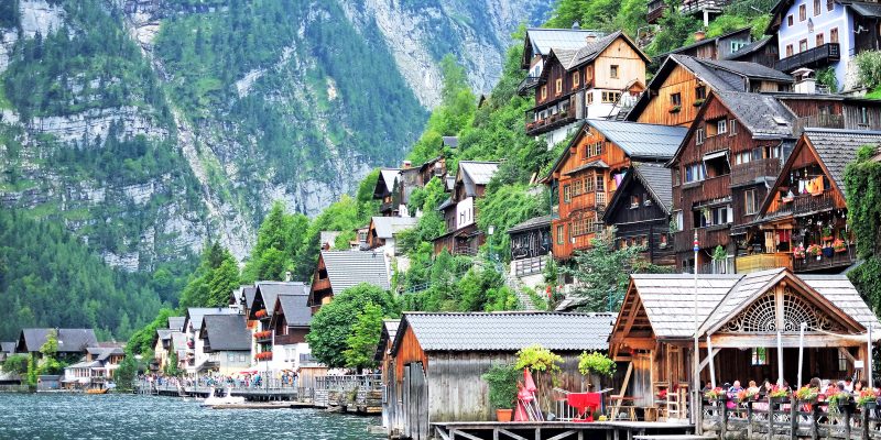 Eingebettet in die Bergregion des Salzkammerguts liegt Hallstatt, eine reizvolle historische Stadt zwischen Bergen und See. Es ist ein großartiger Zwischenstopp auf einer Fahrt von Wien nach Salzburg und ein ausgezeichneter Ausgangspunkt, um den Rest der wunderschönen Seenplatte zu erkunden. Hier sind die besten Hotels in Hallstatt, Österreich.