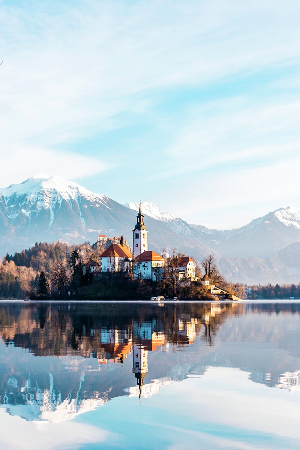 Der Bleder See ist eines der schönsten Reiseziele Sloweniens und der perfekte Rahmen für einen erholsamen Outdoor-Urlaub. Mit einer Vielzahl an faszinierenden Naturlandschaften, einer Reihe von Restaurants mit slowenischer und internationaler Küche und einer langen Liste von Abenteuern und Erlebnissen wird ein Urlaub am Bleder See mit Sicherheit herzig und erfüllend. Hier sind die besten Bleder See Sehenswürdigkeiten und Aktivitäten.