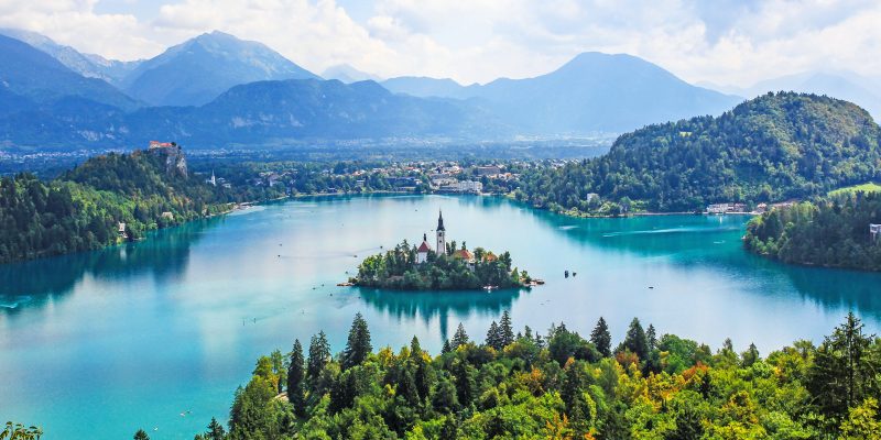 Der Bleder See ist eines der schönsten Reiseziele Sloweniens und der perfekte Rahmen für einen erholsamen Outdoor-Urlaub. Mit einer Vielzahl an faszinierenden Naturlandschaften, einer Reihe von Restaurants mit slowenischer und internationaler Küche und einer langen Liste von Abenteuern und Erlebnissen wird ein Urlaub am Bleder See mit Sicherheit herzig und erfüllend. Hier sind die besten Bleder See Sehenswürdigkeiten und Aktivitäten.