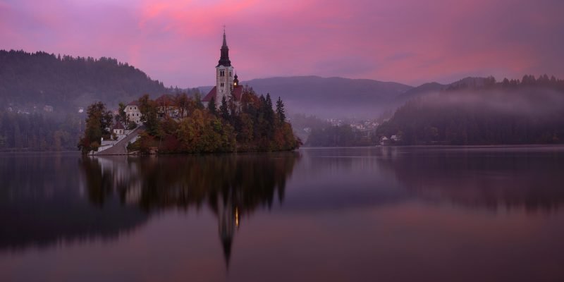 Plane Deinen Aufenthalt in Bled für mindestens drei Tage und entdecke mehr, als nur die Highlights des Bleder Sees – fahre aufs Land hinaus und wandere zu majestätischen Wasserfällen, einer malerischen Schlucht oder atemberaubenden Aussichtspunkten rund um die Julischen Alpen. Oder verbringe ein paar Tage mit Entspannung, Schwimmen und dem Genuss von köstlichem Essen in dem wunderschönen Ort am See. Hier erfährst Du über die besten Unterkünfte in Bled.