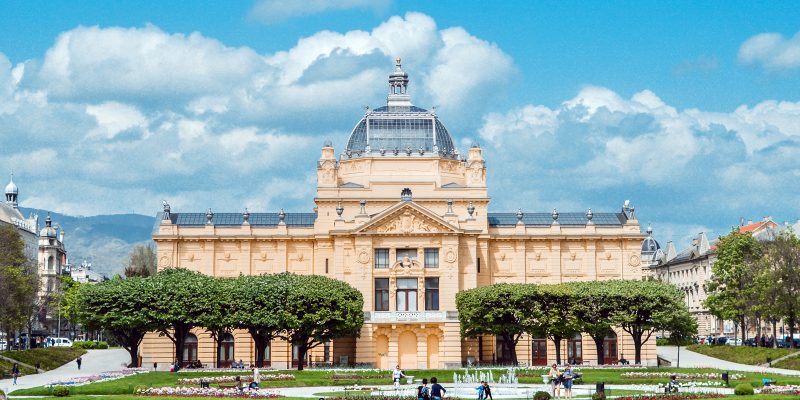 Before you head to Croatia’s coasts, take 2-3 days to enjoy its beautiful capital city, Zagreb. With Austro-Hungarian buildings oozing with grandeur, locals sipping a piping-hot afternoon expresso at every corner, and quirky museums waiting for you to experience, there’s a lot to see and do. Here’s where to stay in Zagreb.
